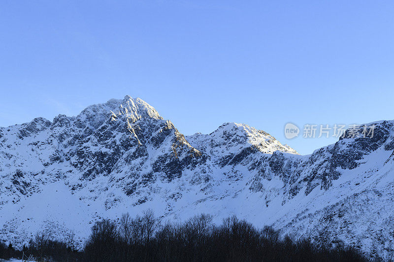 挪威北部罗弗敦群岛(loften Archipel)的冰雪山峰